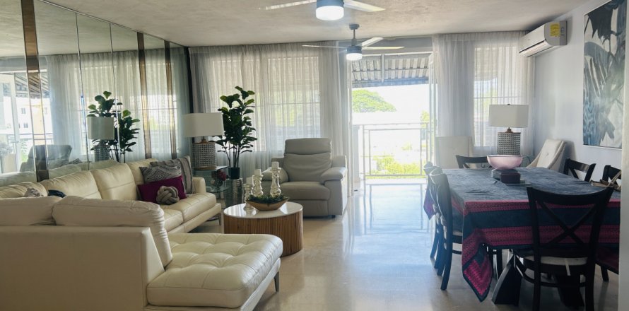 4 bedrooms Apartment in Panama City, Panama No. 109764