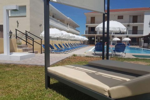 Здание с 24 спальнями в Закинтос, Греция №69591 3