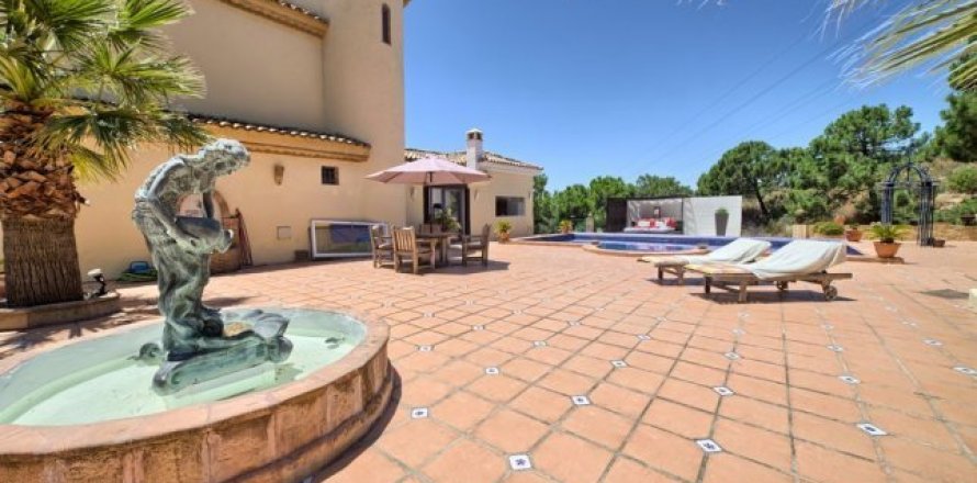 4 bedrooms House in Estepona, Spain No. 25479