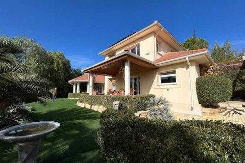 Дом с 4 спальнями в Ланейя, Кипр №76166 1