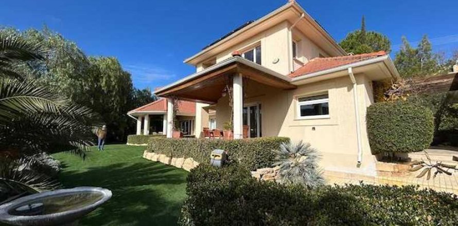 Дом с 4 спальнями в Ланейя, Кипр №76166