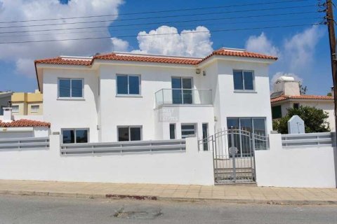 4 bedrooms House in Paralimni, Cyprus No. 30426 1