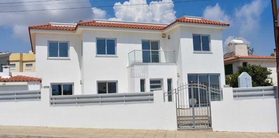 4 bedrooms House in Paralimni, Cyprus No. 30426