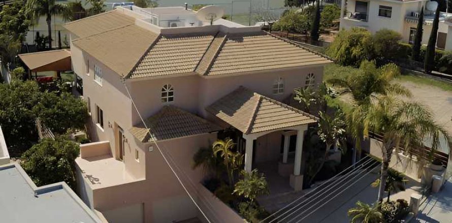 5 bedrooms House in Germasogeia, Cyprus No. 74500
