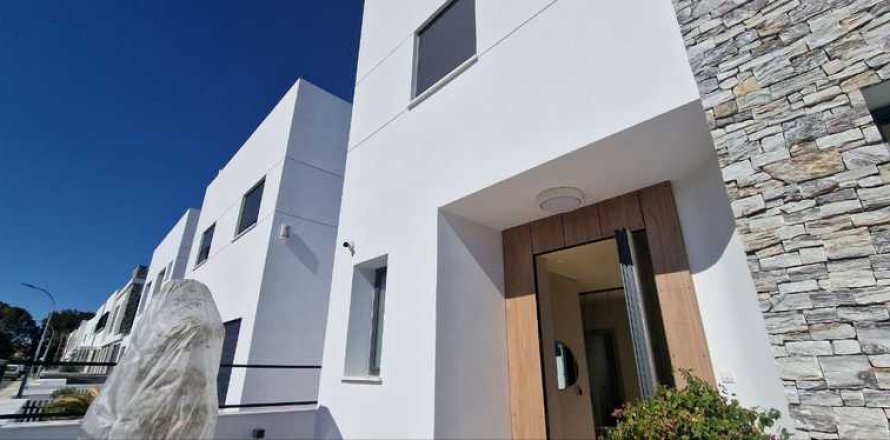 4 bedrooms Villa in Strovolos, Cyprus No. 80678