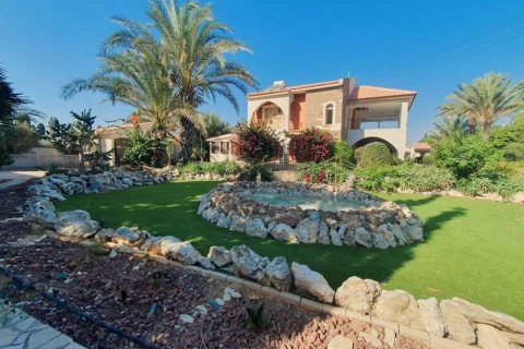 Дом с 5 спальнями в Перволия, Кипр №73673 2