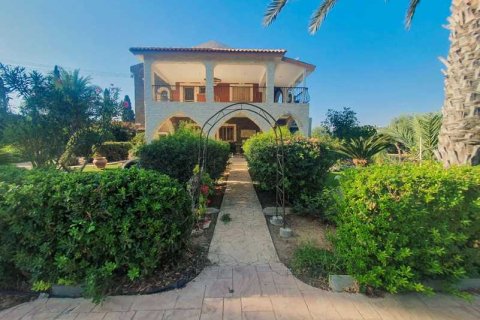 Дом с 5 спальнями в Перволия, Кипр №73673 1