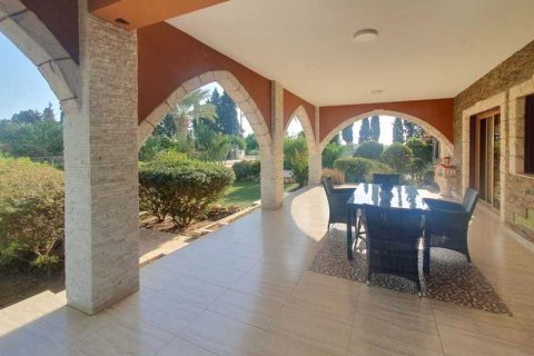 Дом с 5 спальнями в Перволия, Кипр №73673 5