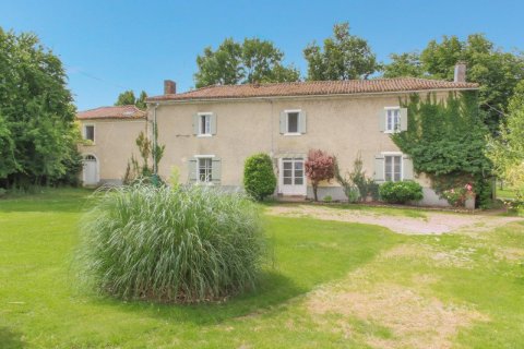 5 bedrooms House in Nouvelle-Aquitaine, France No. 104709 1