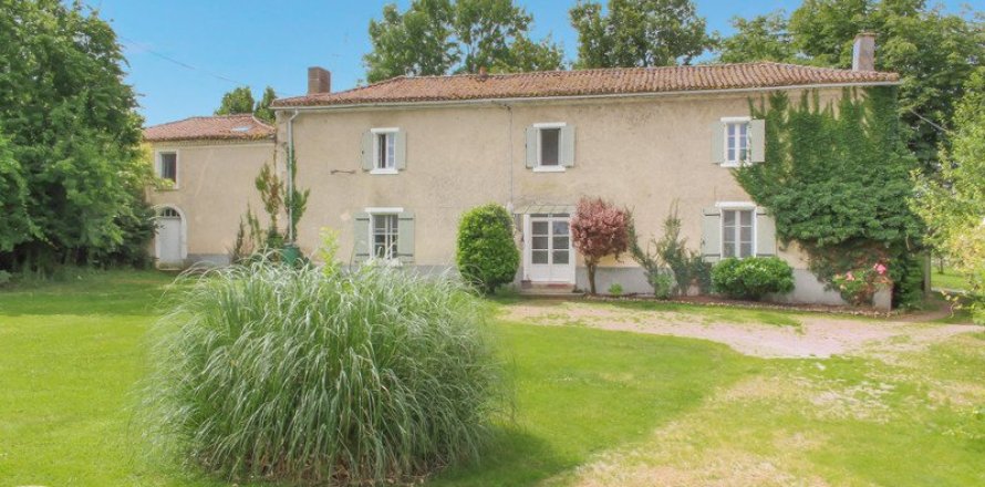 5 bedrooms House in Nouvelle-Aquitaine, France No. 104709