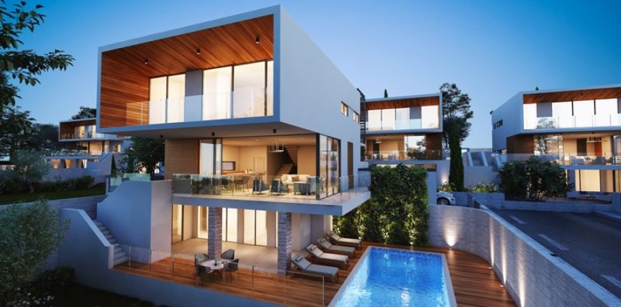 5 bedrooms Villa in Chloraka, Cyprus No. 37004