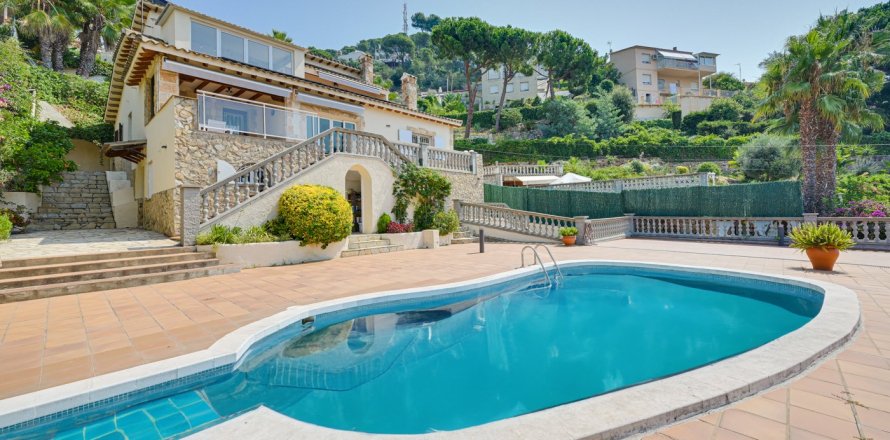 Вилла с 5 спальнями в Льорет-де-Мар, Испания №111044