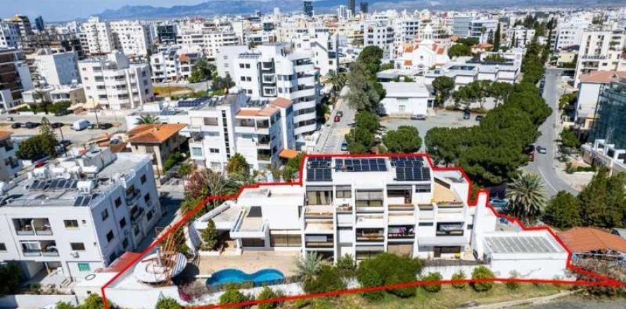 7 bedrooms House in Strovolos, Cyprus No. 100774