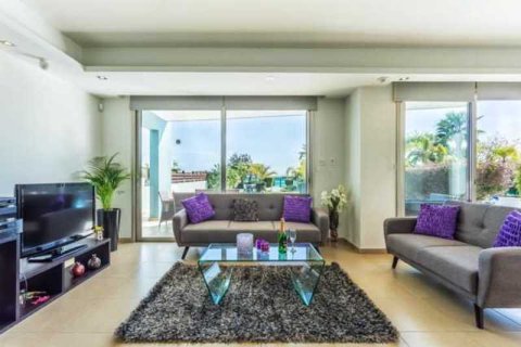 3 bedrooms Apartment in Pervolia, Cyprus No. 33914 3