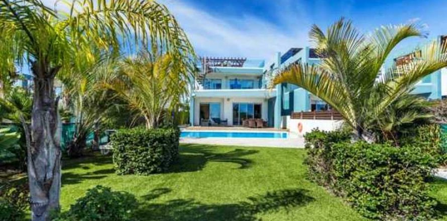 3 bedrooms Apartment in Pervolia, Cyprus No. 33914