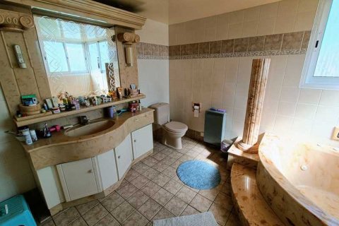 6 bedrooms House in Germasogeia, Cyprus No. 28671 12