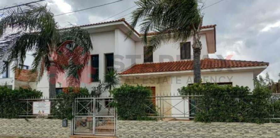 3 bedrooms House in Strovolos, Cyprus No. 82431