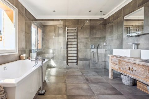 4 bedrooms Villa in Cabris, France No. 100249 10