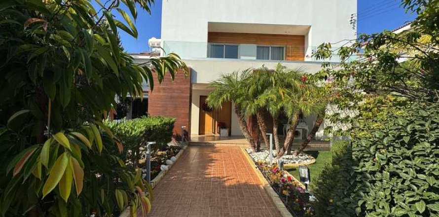 4 bedrooms House in Germasogeia, Cyprus No. 31872