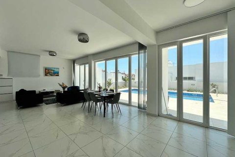 3 bedrooms House in Larnaca, Cyprus No. 101165 6