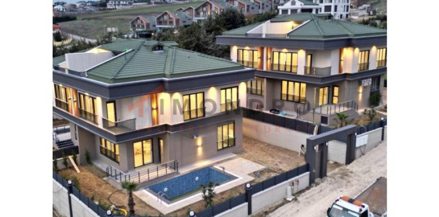 6 chambres Villa à Bueyuekcekmece, Turkey No. 125644