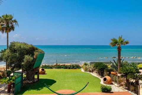 4 bedrooms House in Pervolia, Cyprus No. 31789 6