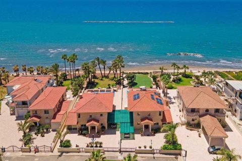 4 bedrooms House in Pervolia, Cyprus No. 31789 2