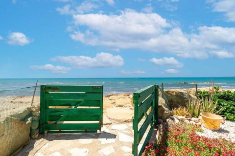 4 bedrooms House in Pervolia, Cyprus No. 31789 9