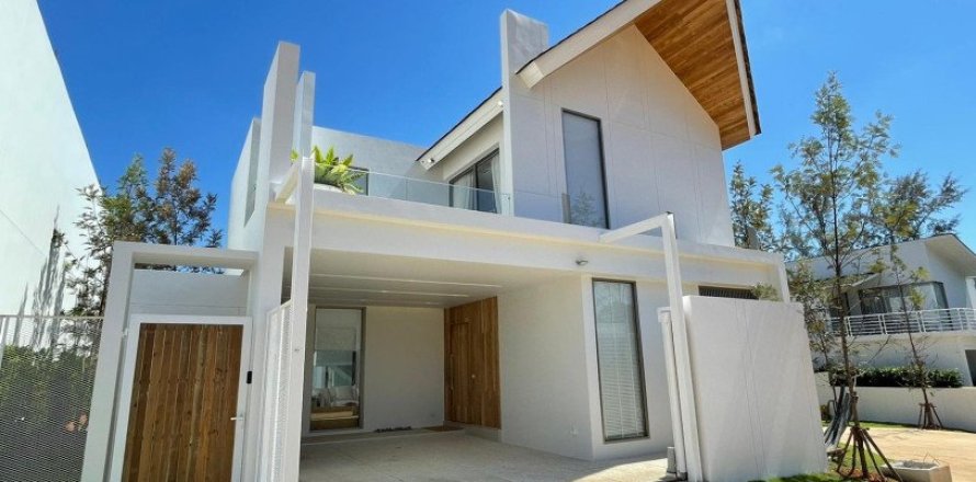 3 bedrooms Villa on the Phuket, Thailand No. 97551