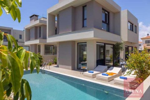 Вилла с 3 спальнями в Паралимни, Кипр №75131 1