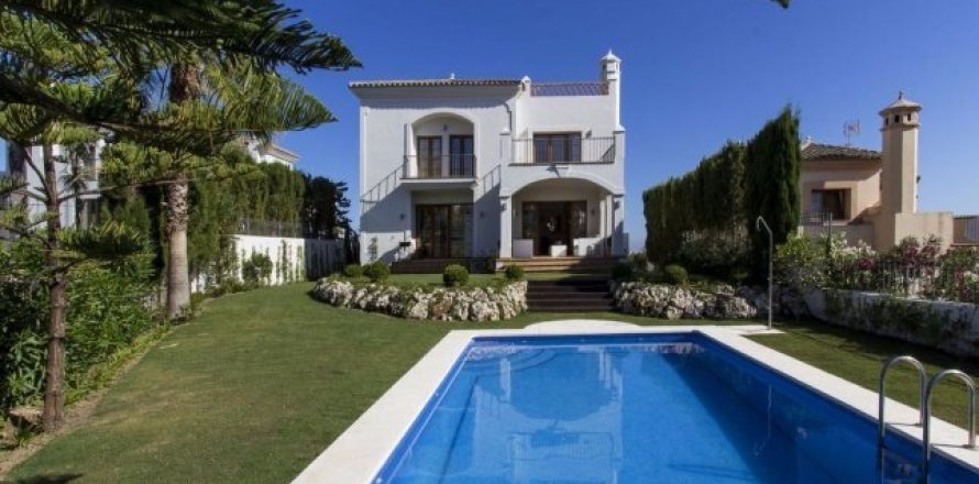 4 bedrooms House in Estepona, Spain No. 25485