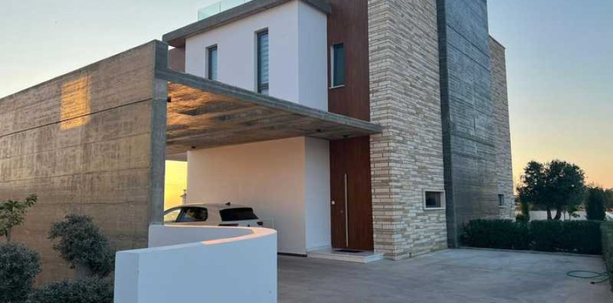 4 bedrooms House in Pegeia, Cyprus No. 100427