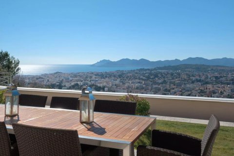 5 bedrooms Villa in Le Cannet, France No. 99781 3