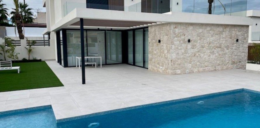 3 bedrooms Villa in Alicante, Spain No. 124564