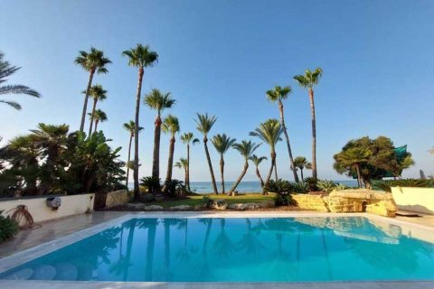 4 bedrooms Villa in Pervolia, Cyprus No. 72791 1