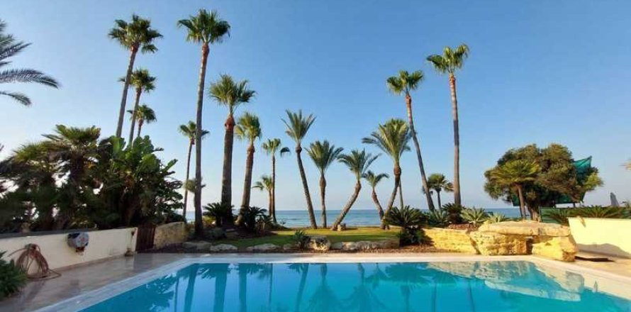 4 bedrooms Villa in Pervolia, Cyprus No. 72791