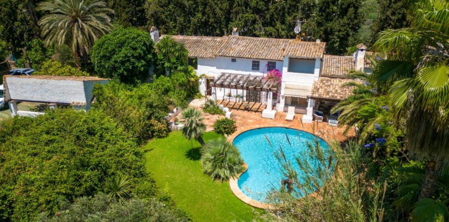 5 bedrooms Villa in Albir, Spain No. 111720