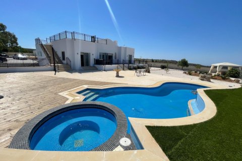 5 bedrooms Bungalow in Paphos, Cyprus No. 37803 1