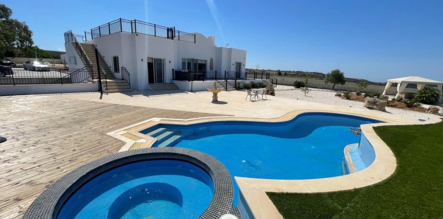 5 bedrooms Bungalow in Paphos, Cyprus No. 37803