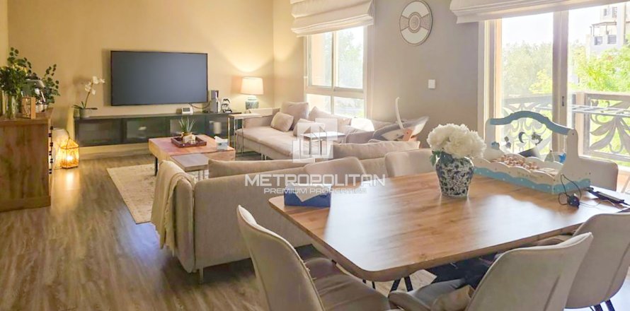 Квартира с 2 спальнями в Remraam, ОАЭ №119700