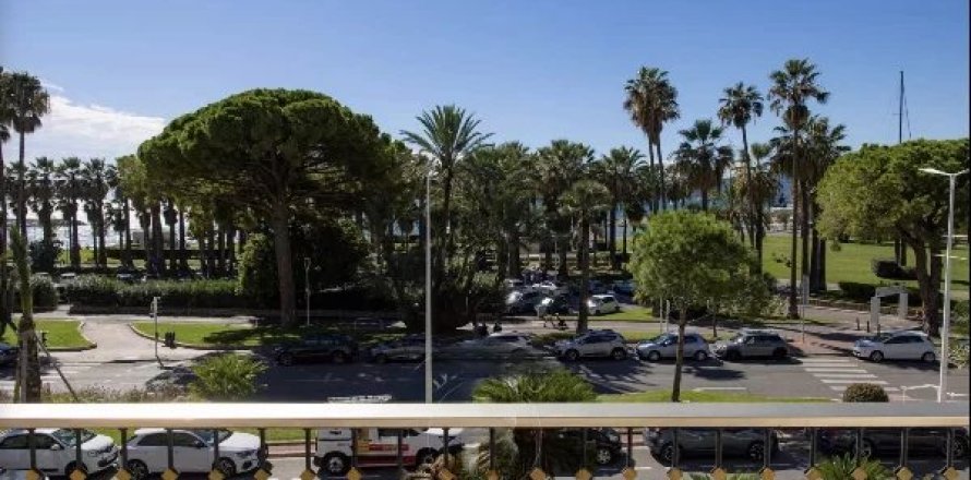 3 bedrooms Apartment in Cannes, France No. 99324