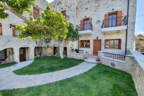 7 rooms Building in Heraklion, Greece No. 55102 1