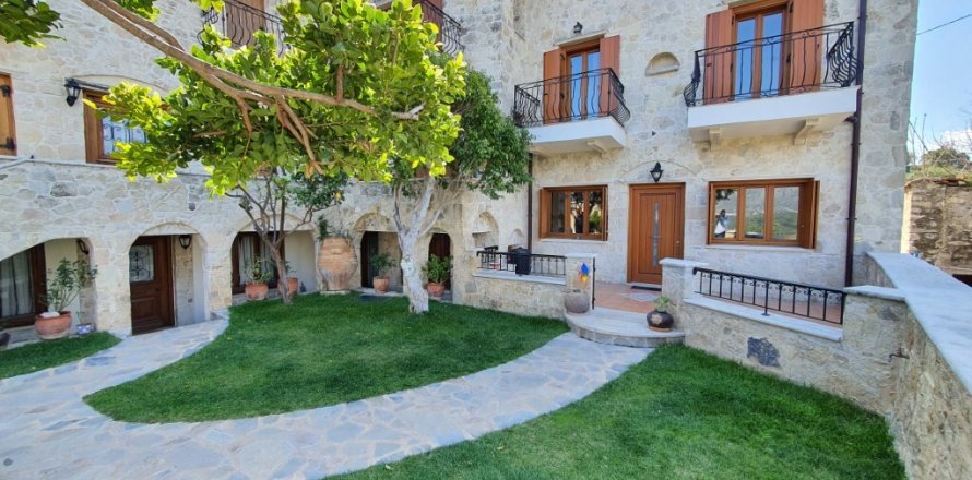 7 rooms Building in Heraklion, Greece No. 55102