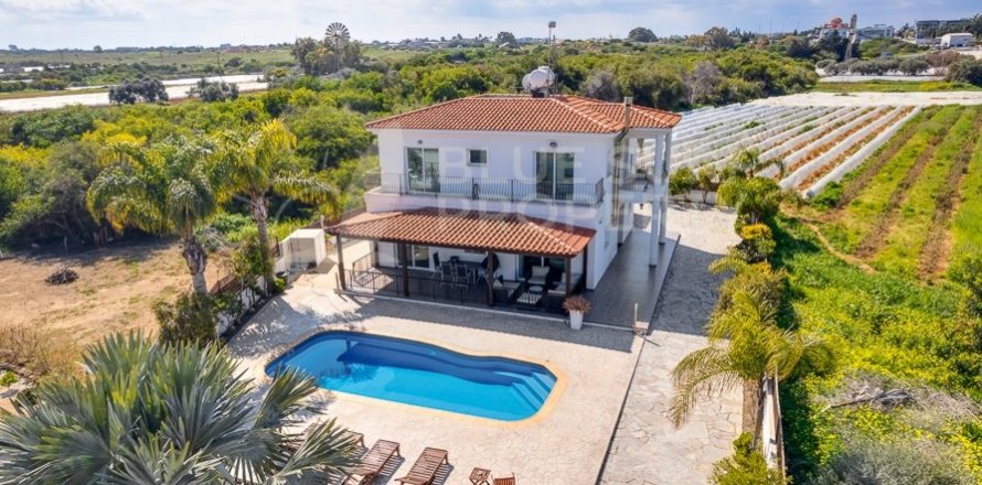 5 bedrooms Villa in Paralimni, Cyprus No. 81948