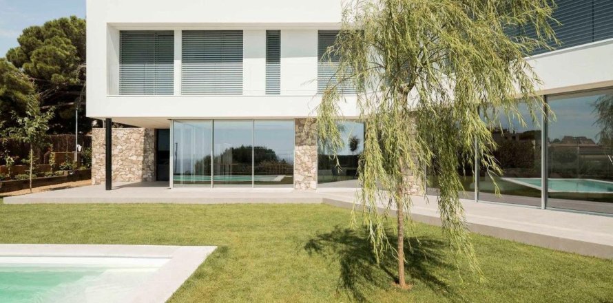 4 dormitorios House en Teia, Spain No. 25432