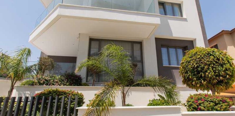 3 bedrooms Penthouse in Limassol, Cyprus No. 34174