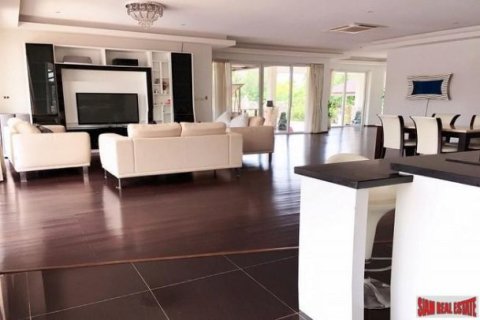 3 bedrooms House in Pattaya, Thailand No. 96482 2