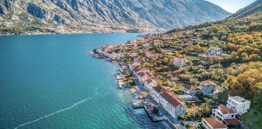 4 bedrooms Villa in Prcanj, Montenegro No. 66924