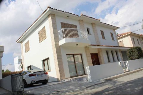 Дом с 6 спальнями в Строволос, Кипр №102001 1