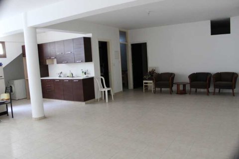 Дом с 6 спальнями в Строволос, Кипр №102001 11